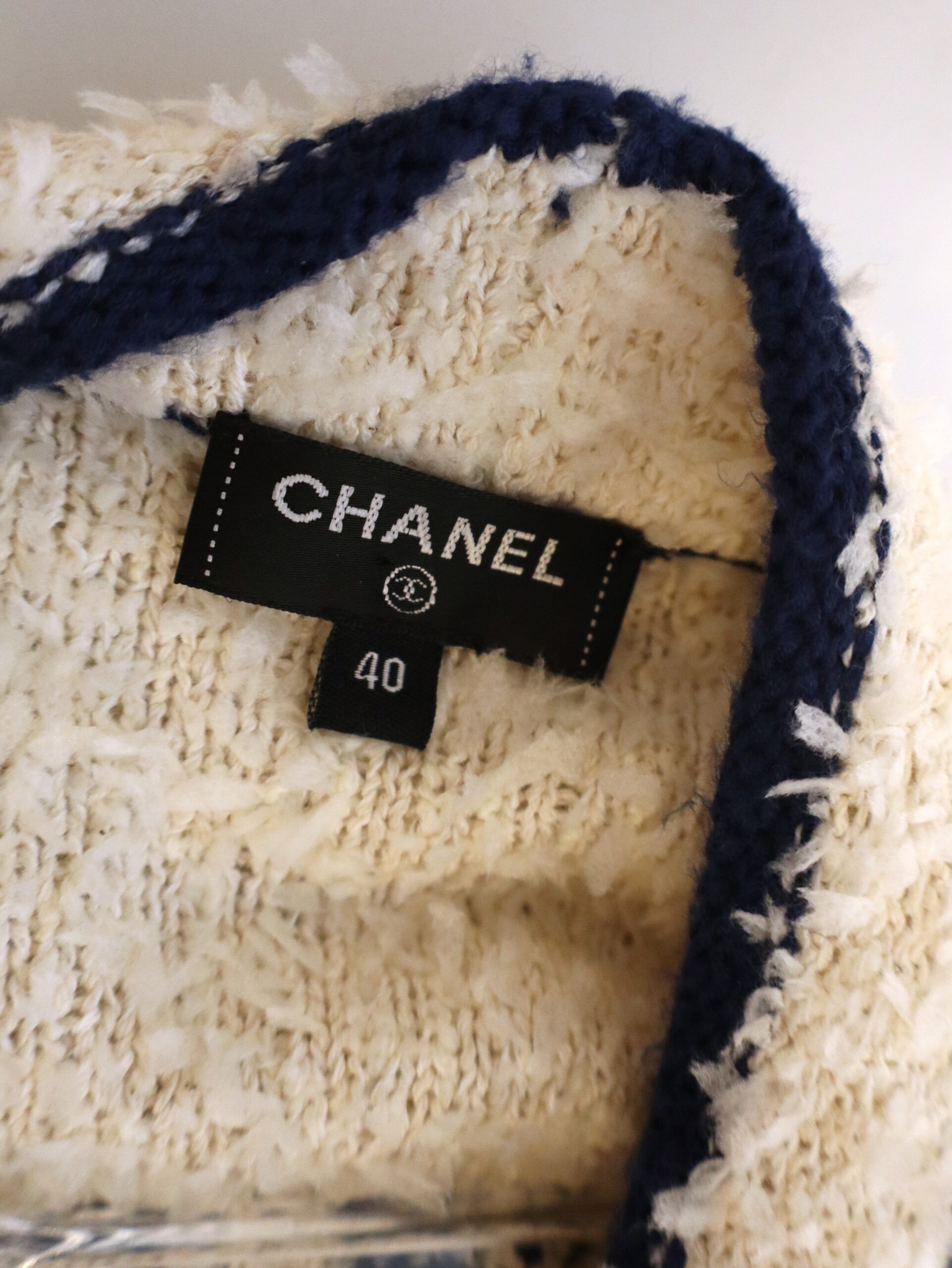 Chanel - Elegant Luxe-Knit Statement Cardigan Size 40 - Image 3